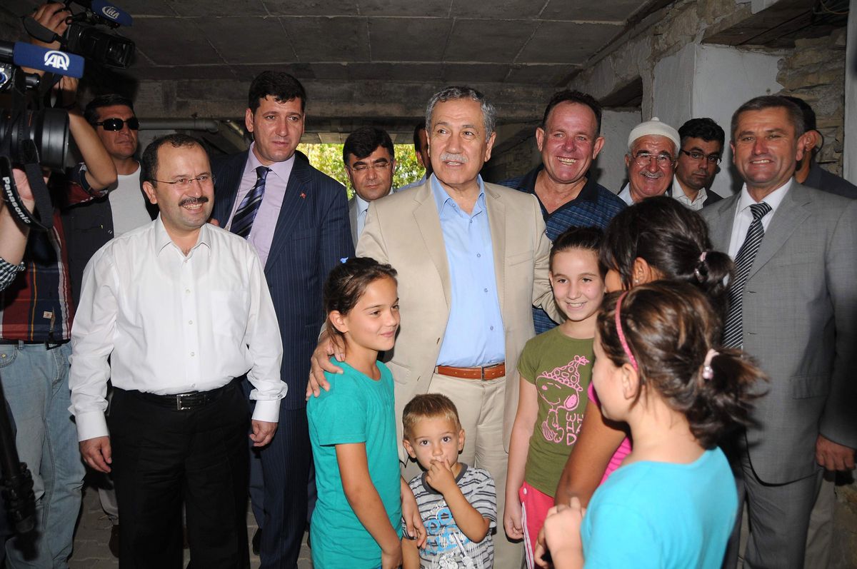 Başbakan Yardımcısı Arınç, Antalya\'da Giritli Akrabalarını Ziyaret Etti