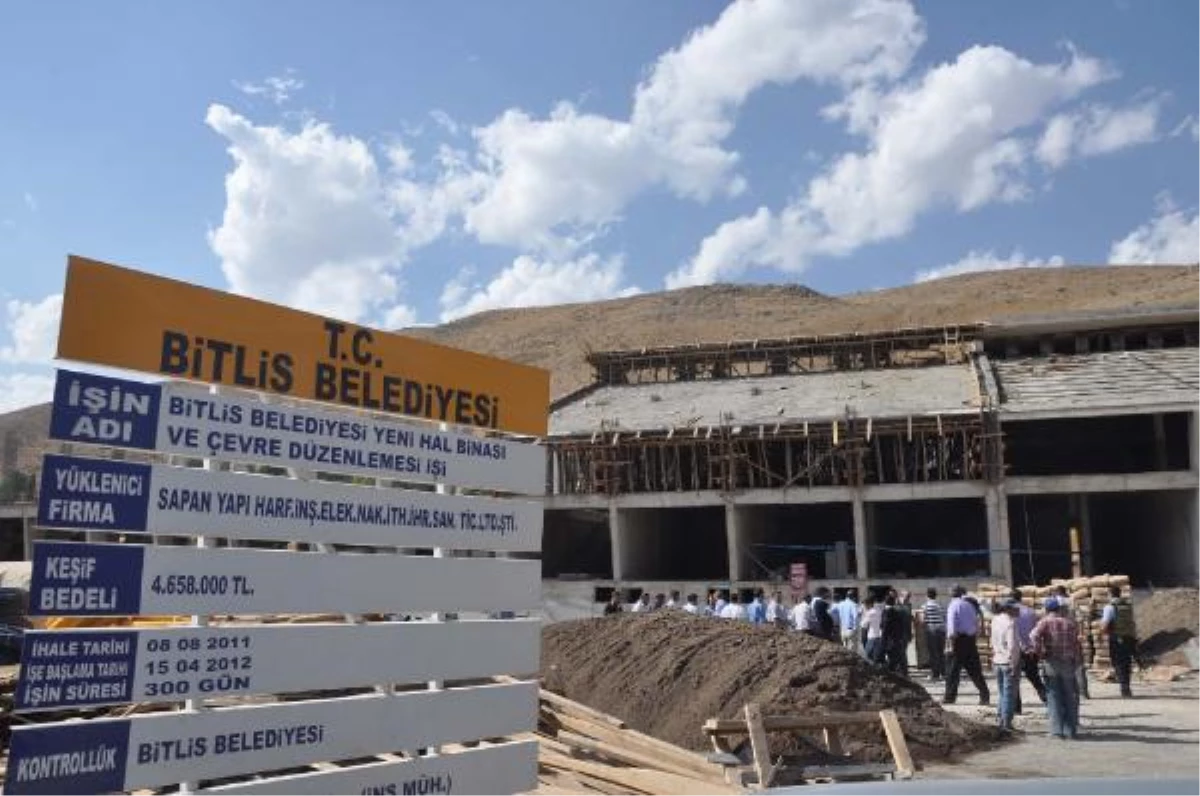 Bitlis\'te Hal Binası İnşaatı Çöktü: 3 Yaralı