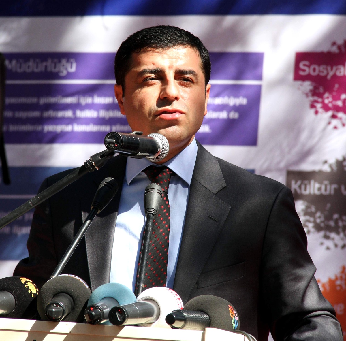 "Halk da Valilik Tabelasını İndirir"