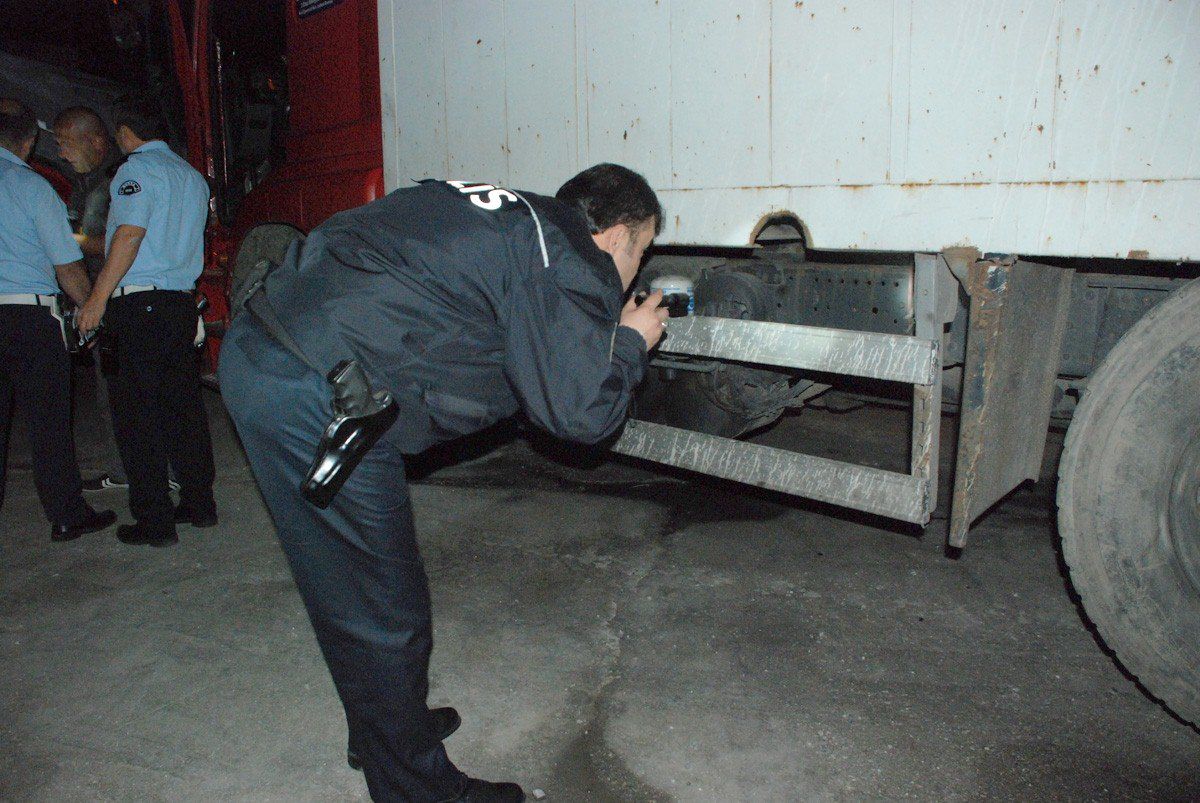 Bomba Yüklü Olduğu İddia Edilen Tır Polisi Alarma Geçirdi