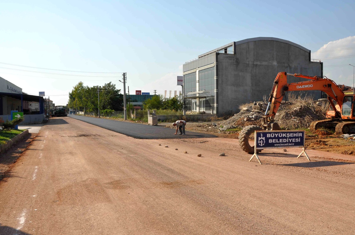 Büyükşehir Kartepe\'de Yol Çalışmalarını Sürdürüyor