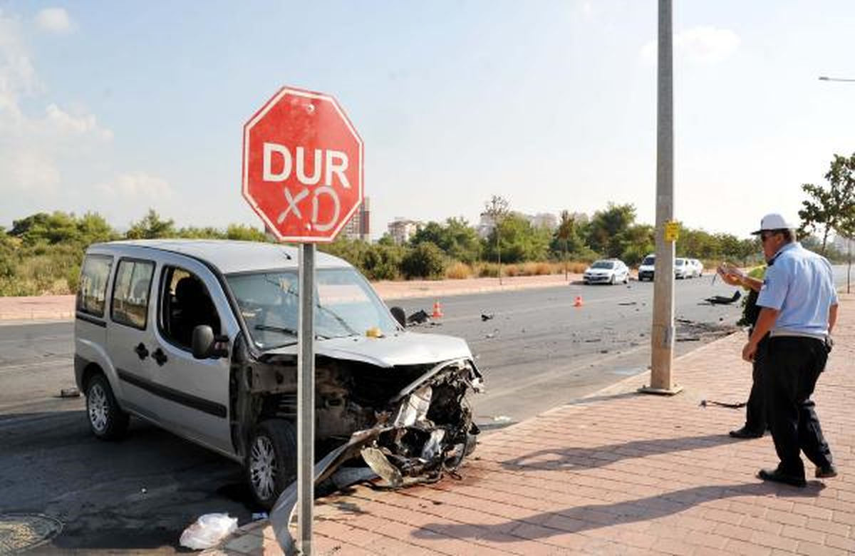Çarpışan Otomobillerden Biri Yayaya Çarptı