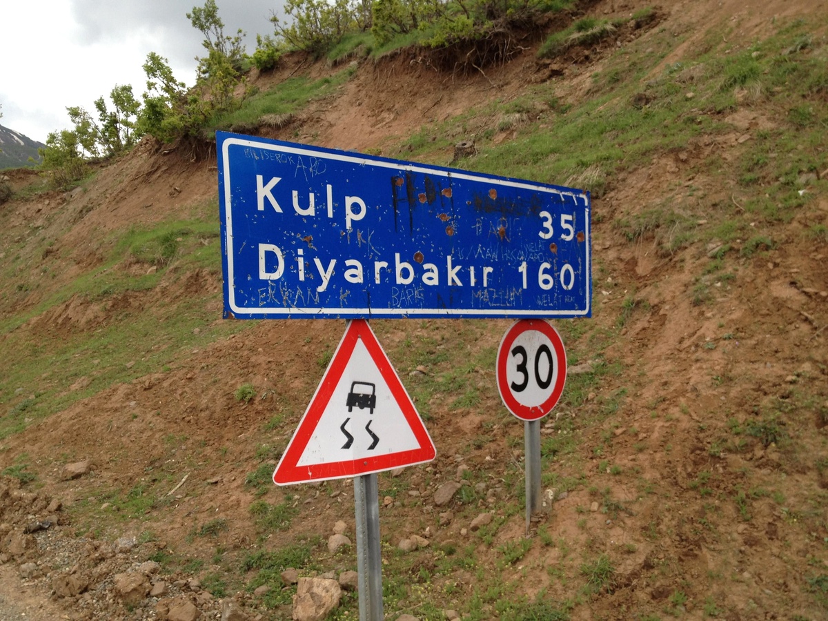 Diyarbakır\'da Teröristler 2 Öğretmeni Kaçırdı