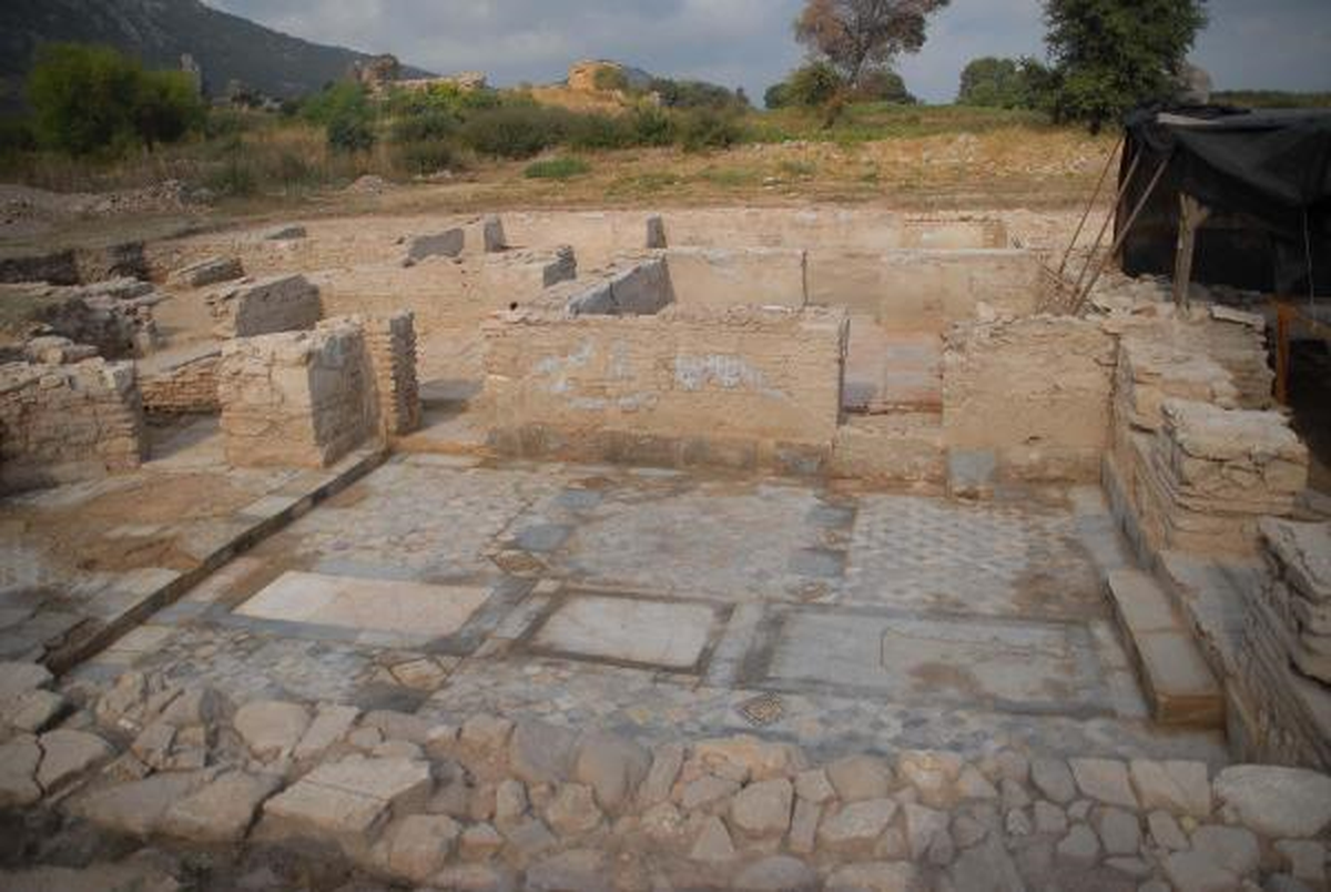Efes Antik Kenti Kazısında İlk Kez Demir Kılıç Bulundu
