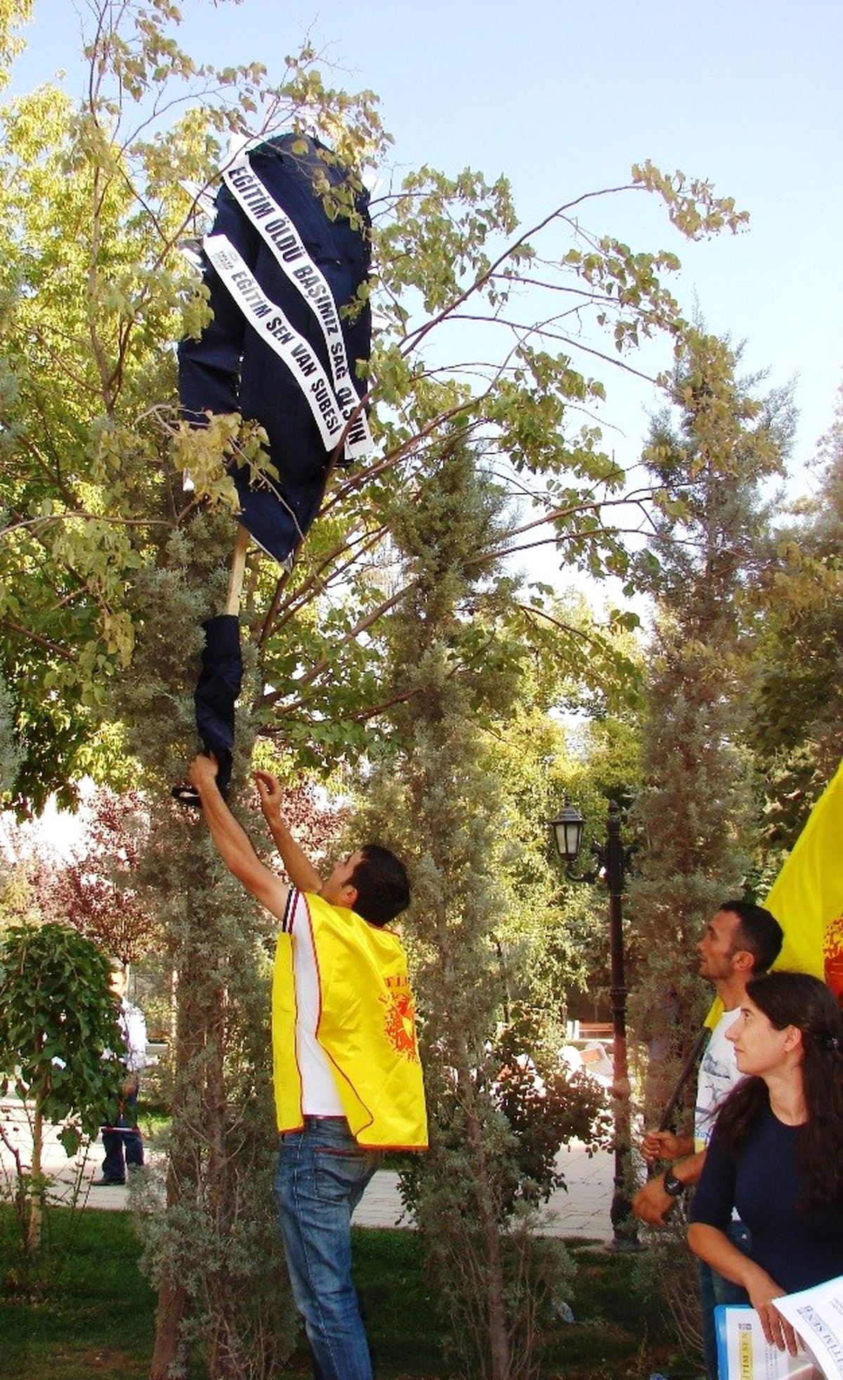 Eğitim-Sen\'in Valiliğe Siyah Çelenk Bırakma Talebine Polis Engeli