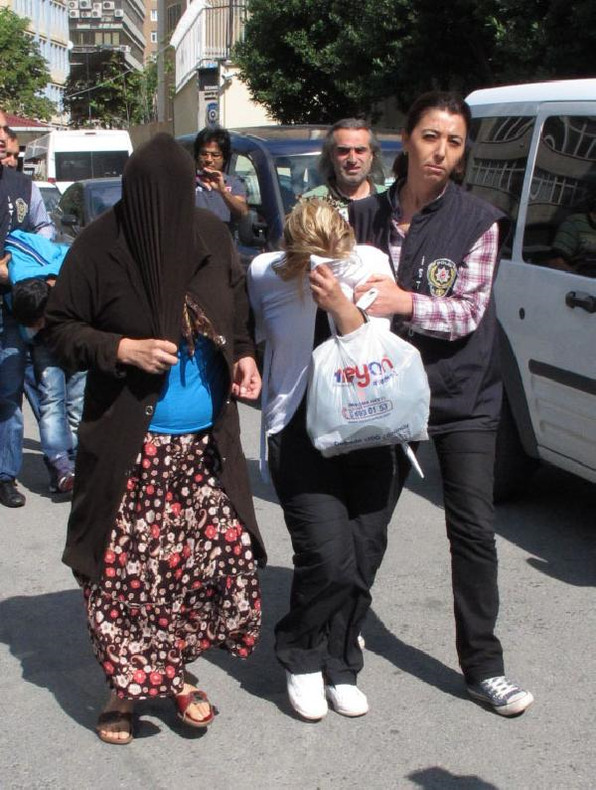 Evinin Anahtarını Hırsızlara Kız Arkadaşları Vermiş