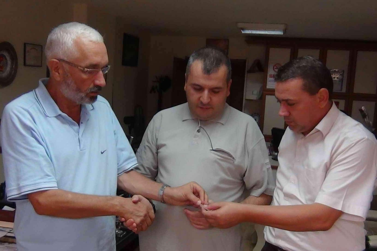 Görme Engelli Yazar\'a Üyelik Rozetini Başkan İhsan Tunçoğlu Taktı