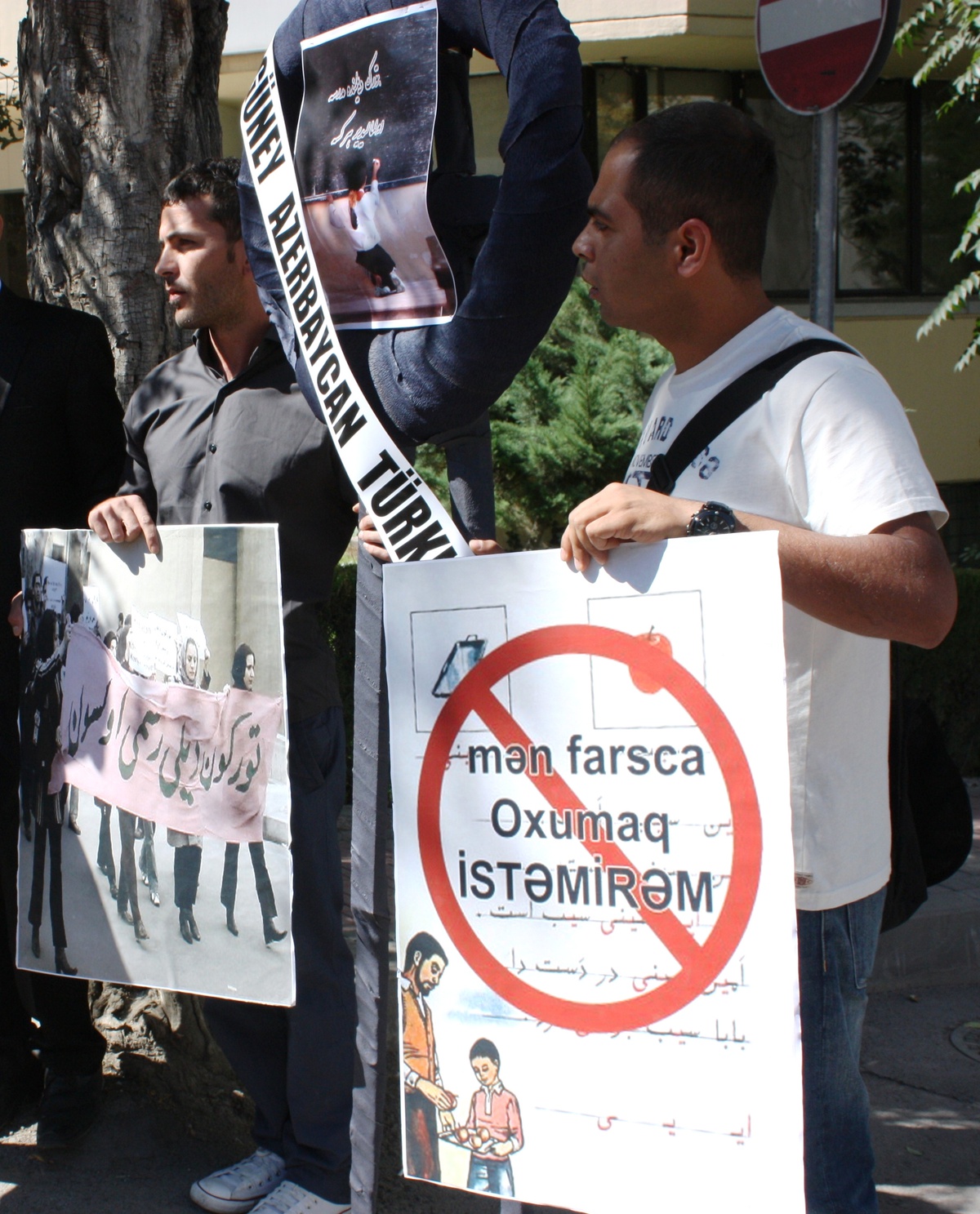 Güney Azerbaycan Türklerinden İran Büyükelçiliği Önünde Eylem