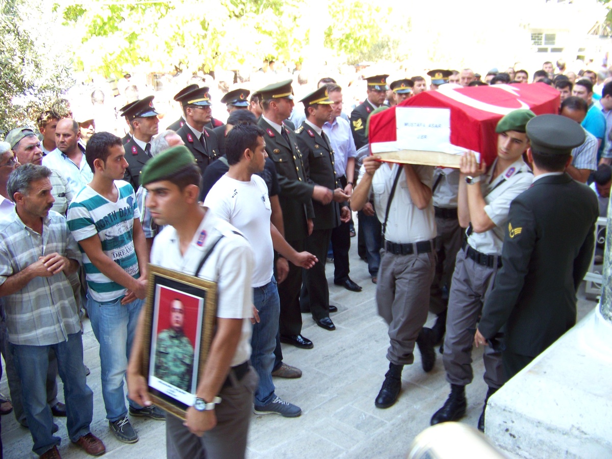 İntihar Eden Asker Gözyaşlarıyla Toprağa Verildi