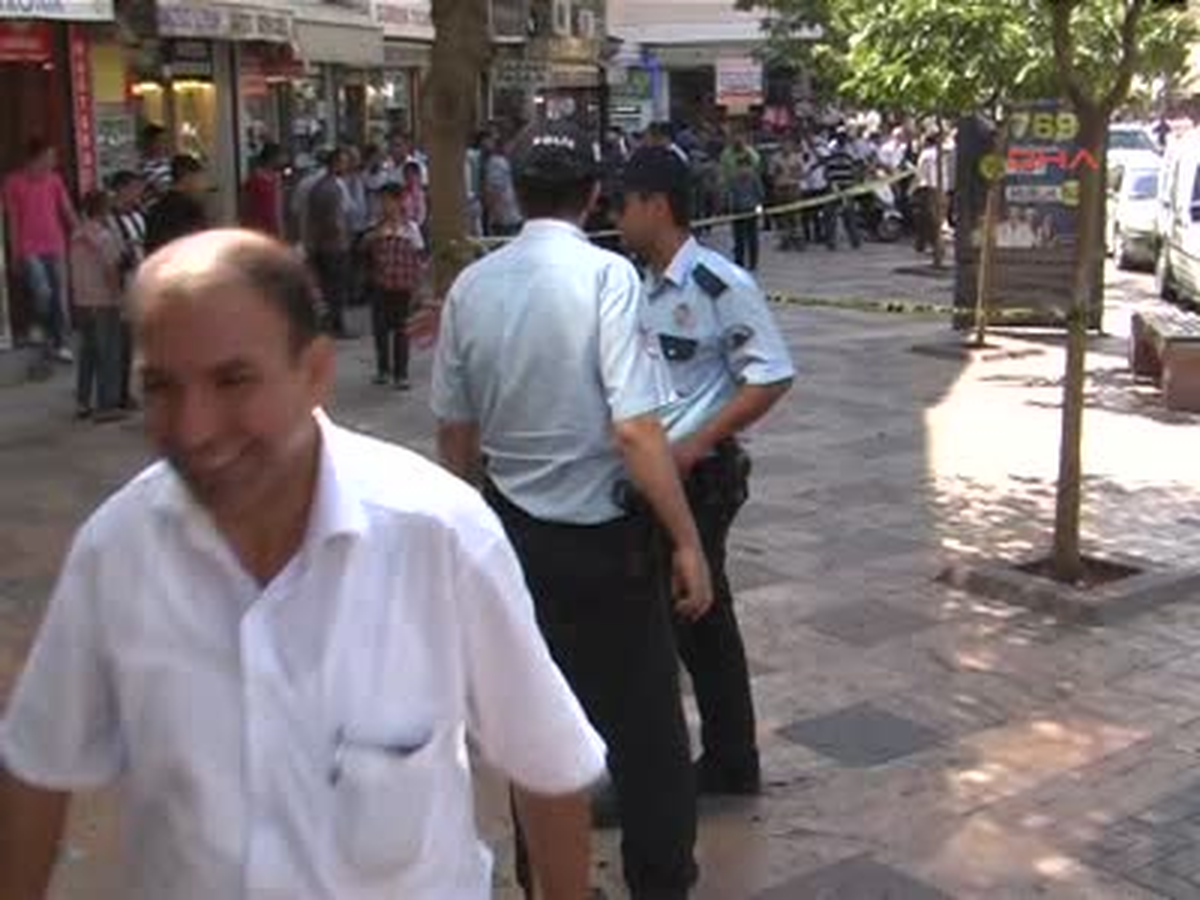 James Bond Çanta Bomba Paniği Yaşattı