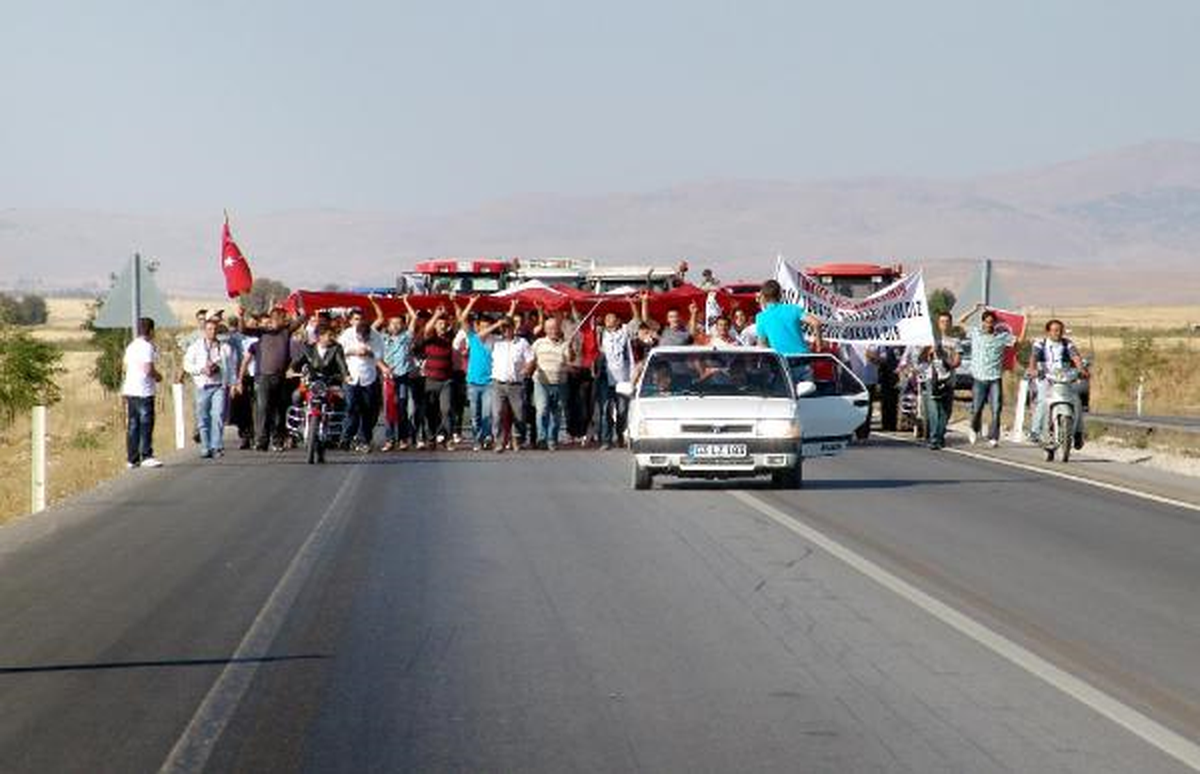 Karayolunu Trafiğe Kapatıp Terörü Lanetlediler