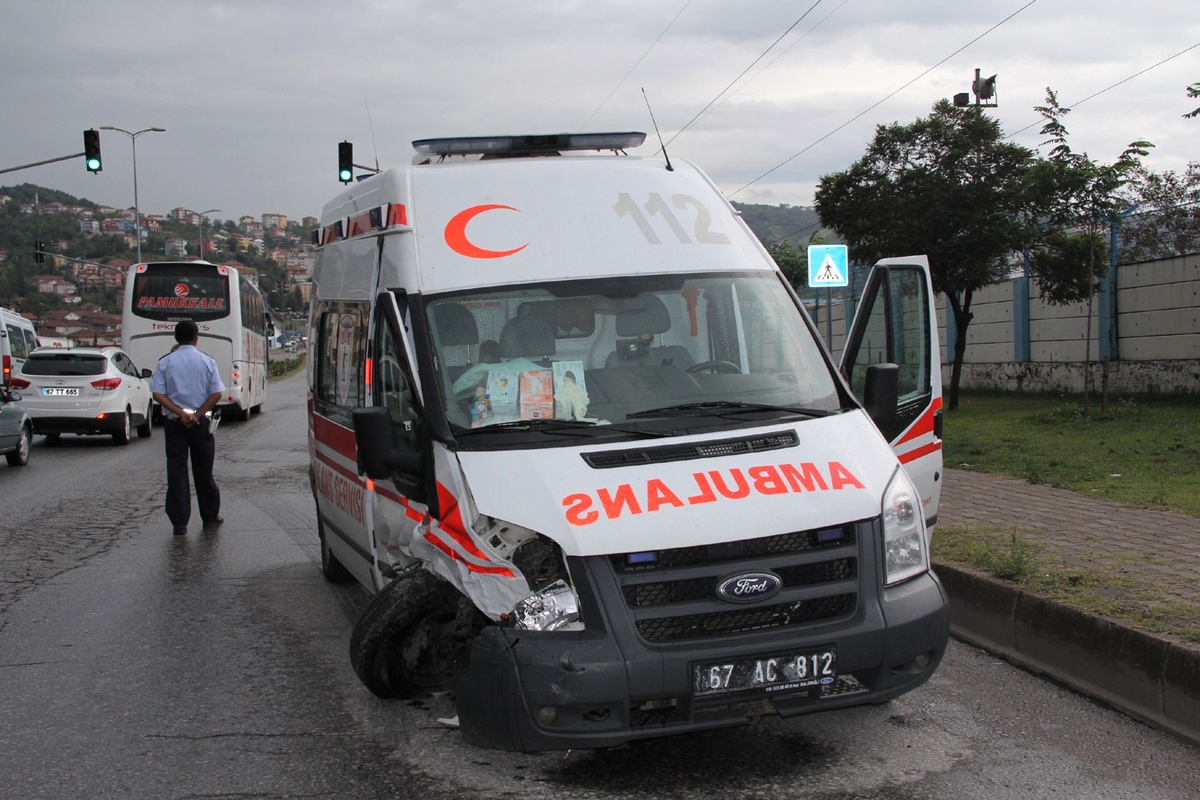 Kazaya Giden Ambulans Trafik Kazası Yaptı: 2 Yaralı