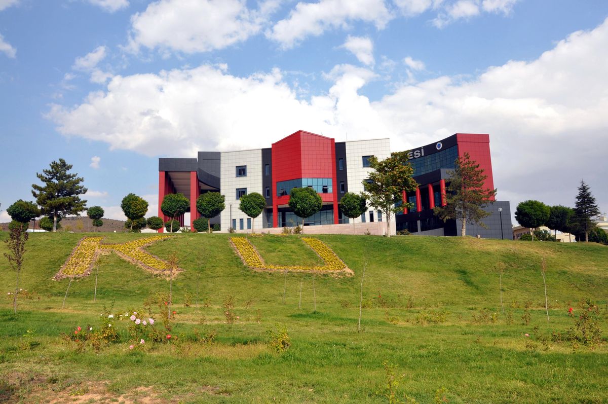 Kırıkkale Üniversitesi Güllerle Donatıldı