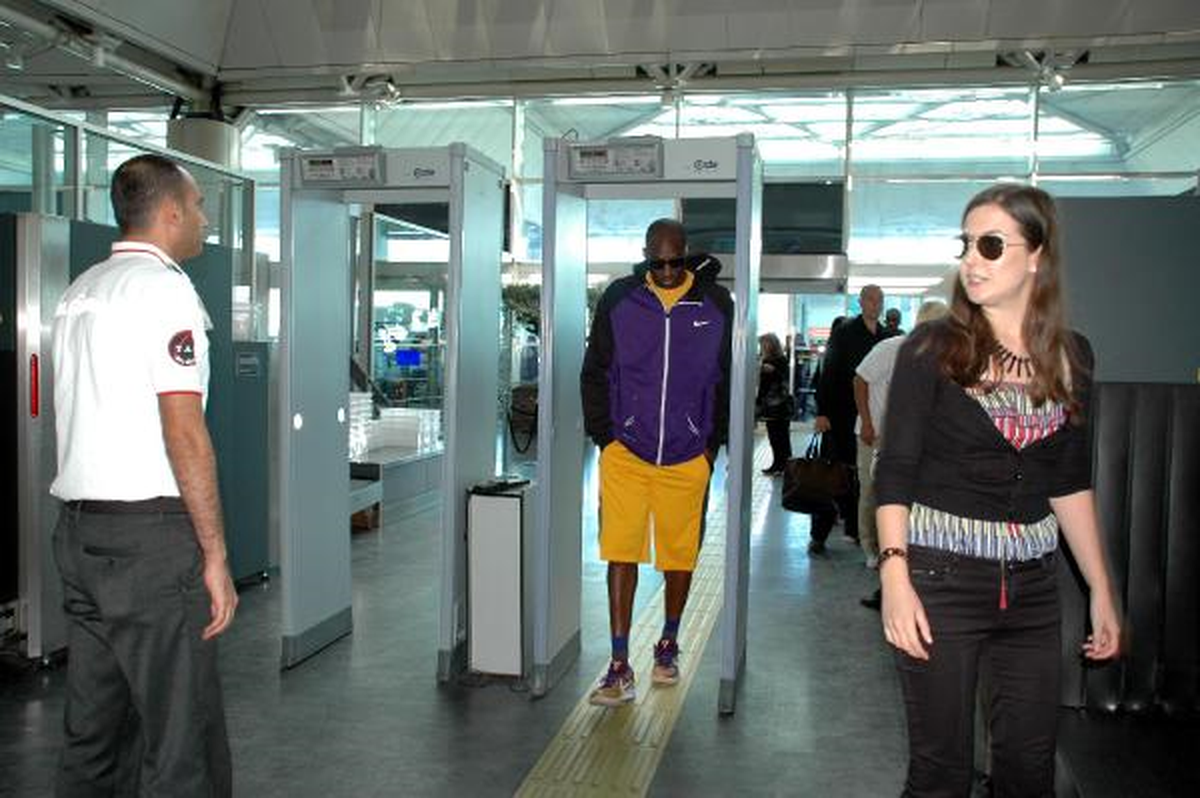 Kobe Bryant Dönerken Havalimanı\'nda Hamburger Yedi