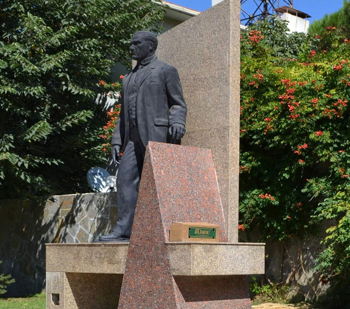 Kula\'da Atatürk Büstünün Altında Şüpheli Paket