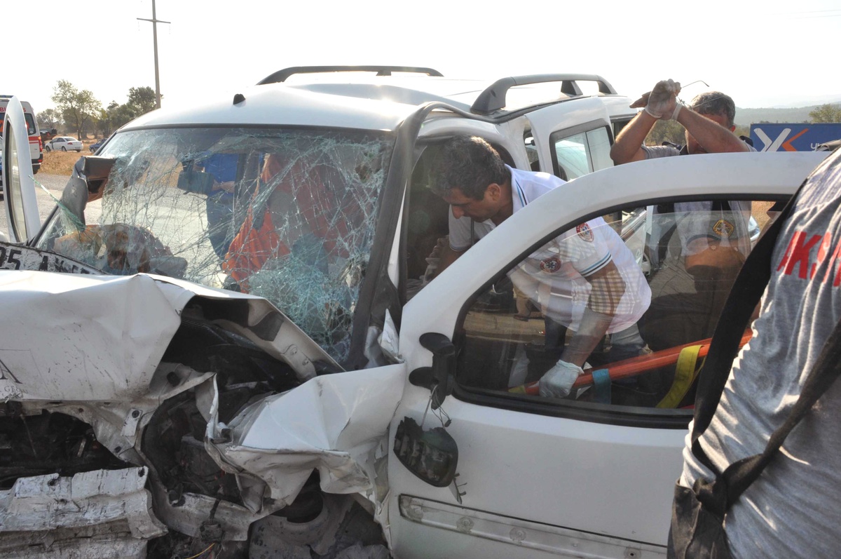 Kuşadası\'nda Trafik Kazası: 5 Yaralı