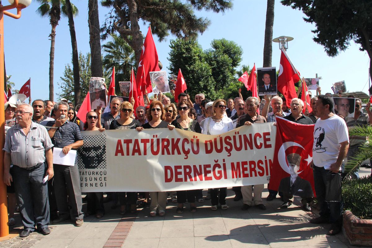 Mersin\'de Balyoz Kararları Protesto Edildi