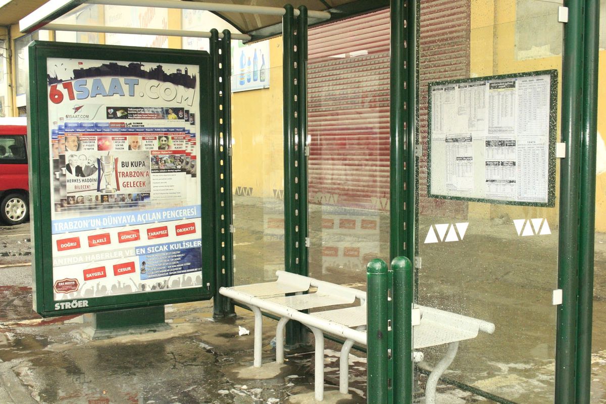 Trabzon\'da İlgi Çeken Reklam Afişi