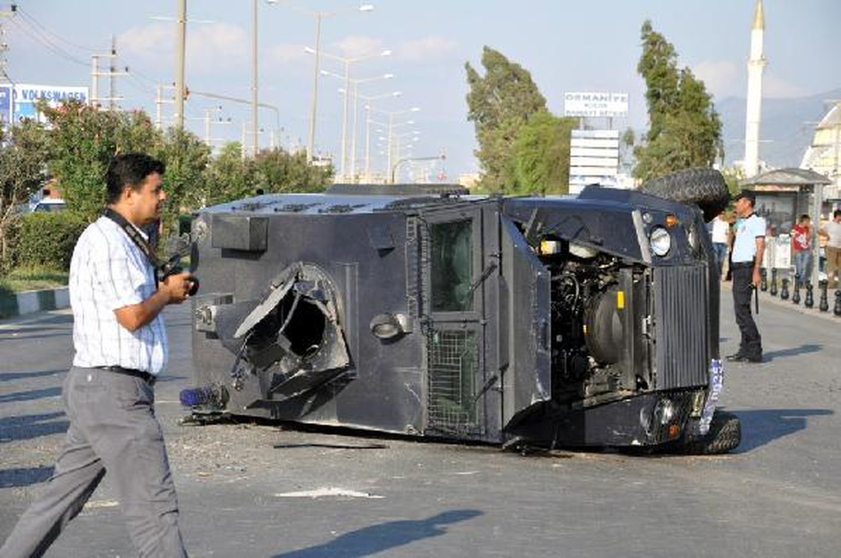 \'Akrep\', Otomobille Çarpıştı: 3 Yaralı