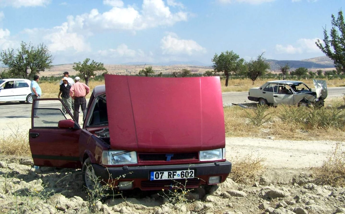 Antalya\'da Trafik Kazası: 3 Yaralı