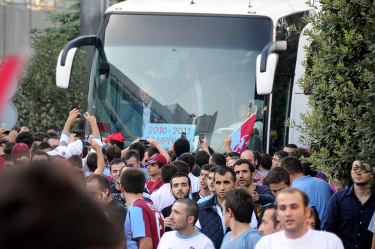Atatürk Havalimanı\'nda Bordo Mavi İzdihamı