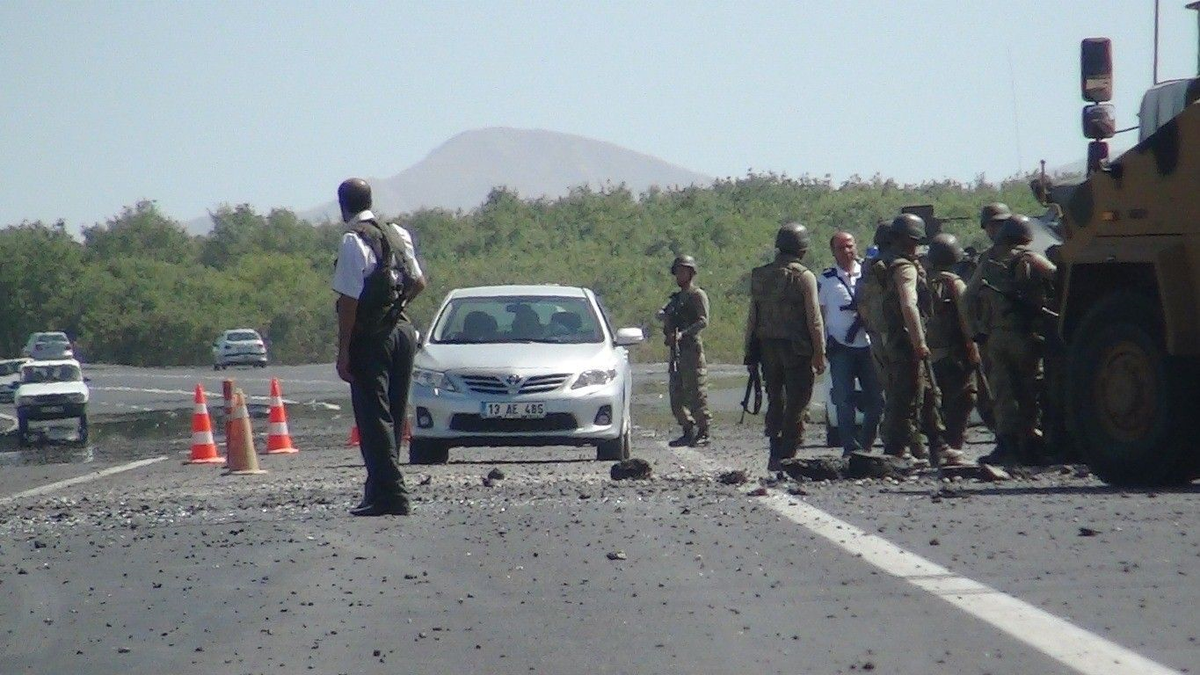 Bitlis\'te Askeri Konvoy Geçerken Bomba Patladı; Ölü ve Yaralı Yok (2)