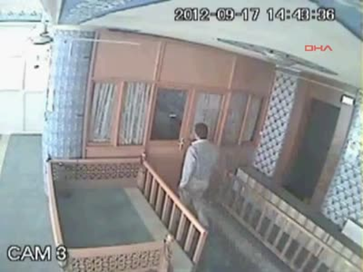Camiden Hırsızlık Güvenlik Kamerasında