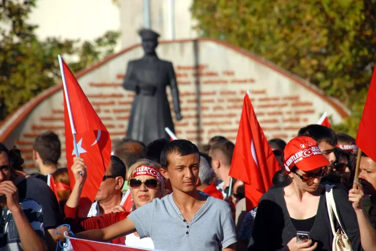 Çanakkale\'de Teröre Lanet Yürüyüşü