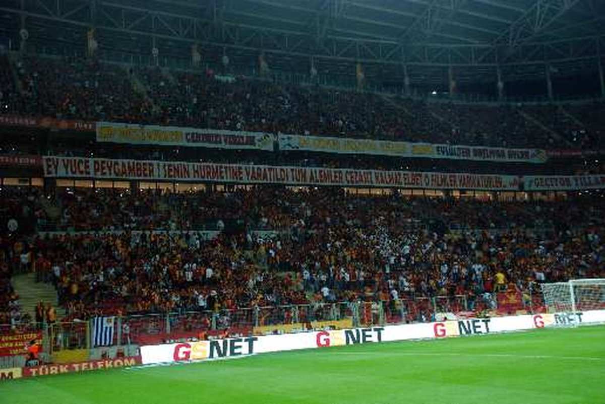 Galatasaray Taraftarlarından Hz. Muhammed\'e Haraketlerin Edildiği Filme Tepki