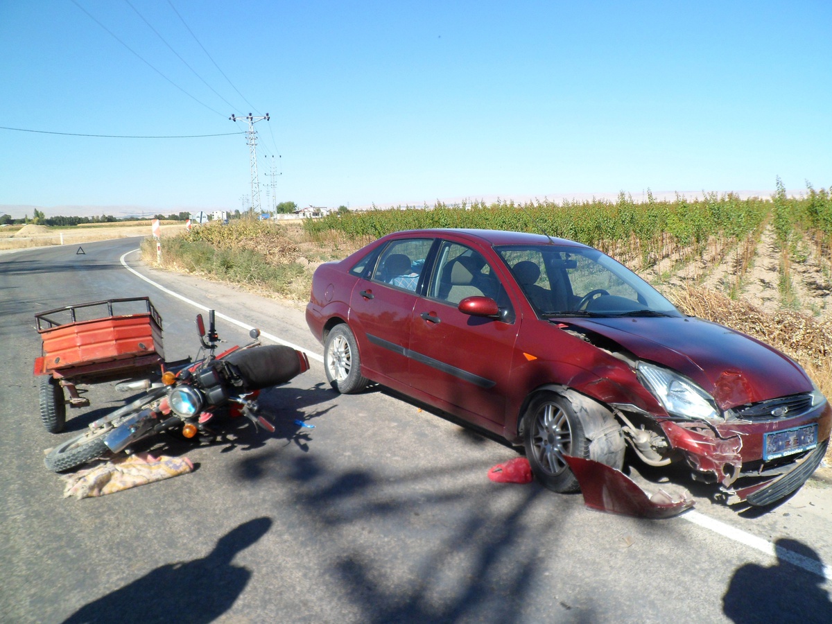 Otomobil ile Motosiklet Çarpıştı: 1 Yaralı