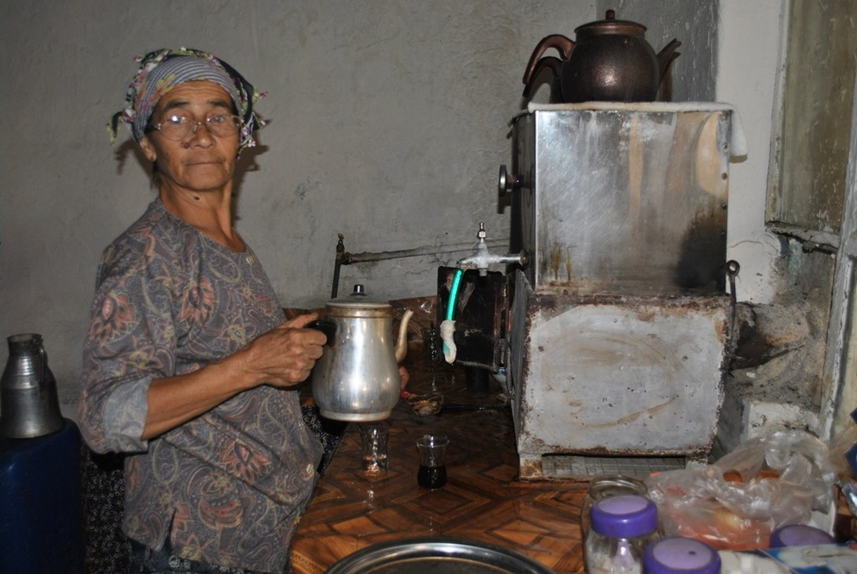 Pazarın 65\'lik Çaycısı 20 Yıldır Esnafa Servis Yapıyor