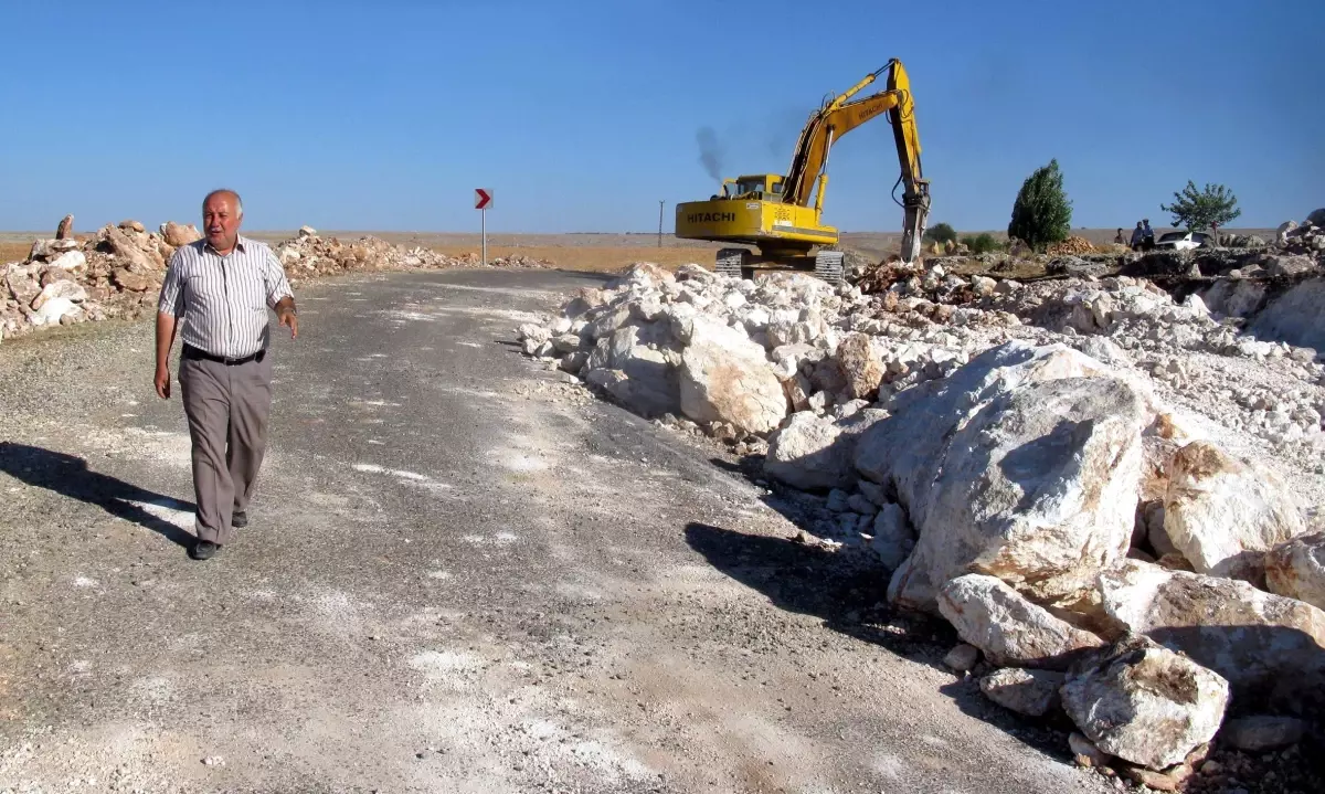 Araban İlçesinde Kazalara Neden Olan Keskin Viraj Düzeltiliyor