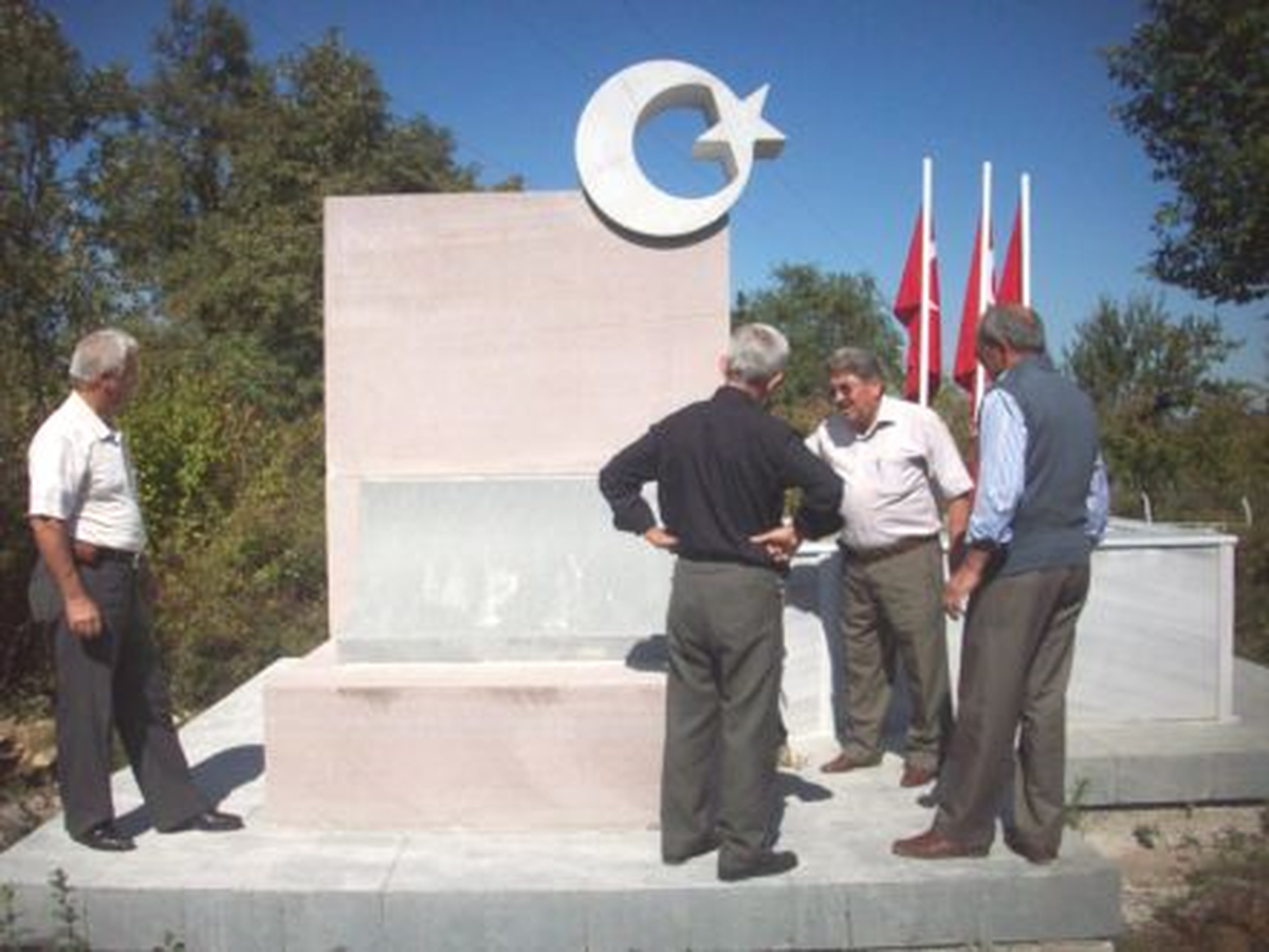 Berzak Ekrem Bey\'in Anıt Mezarında Sona Gelindi