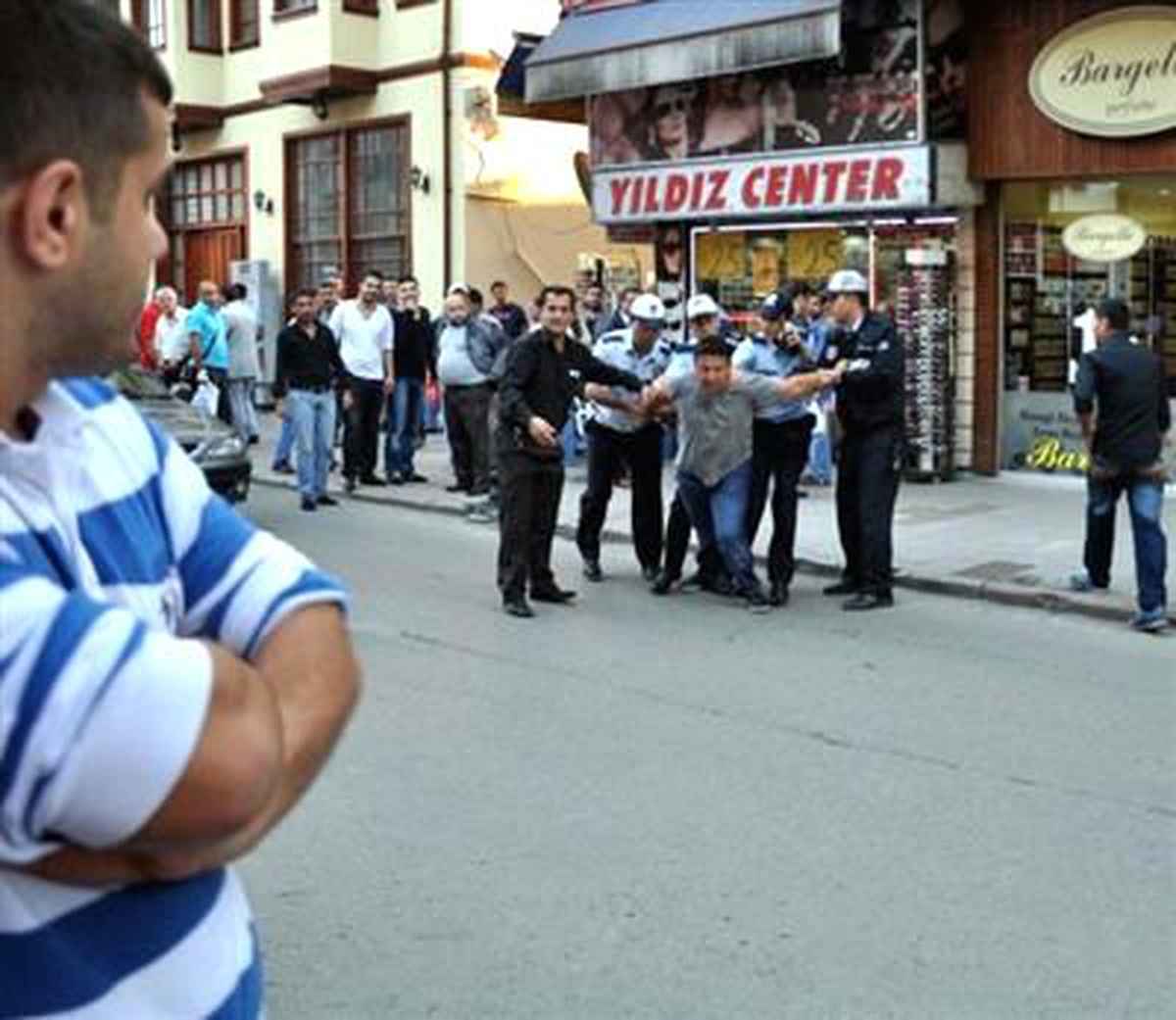 Caddede Taşkınlık Yapan Kişi Gözaltına Alındı