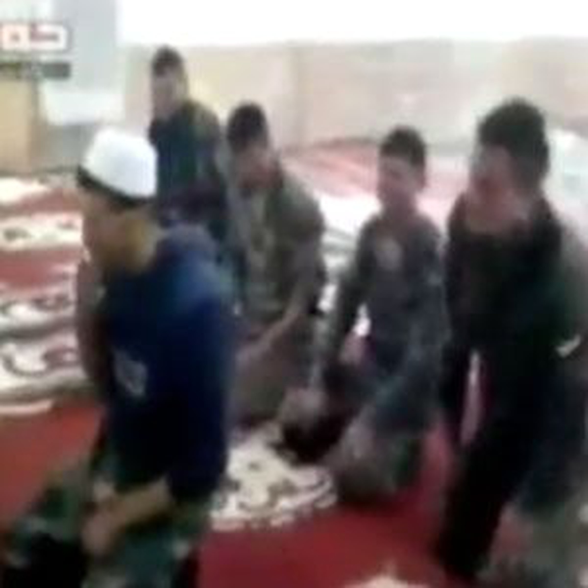 Esed\'in Askerleri Namazla Dalga Geçti