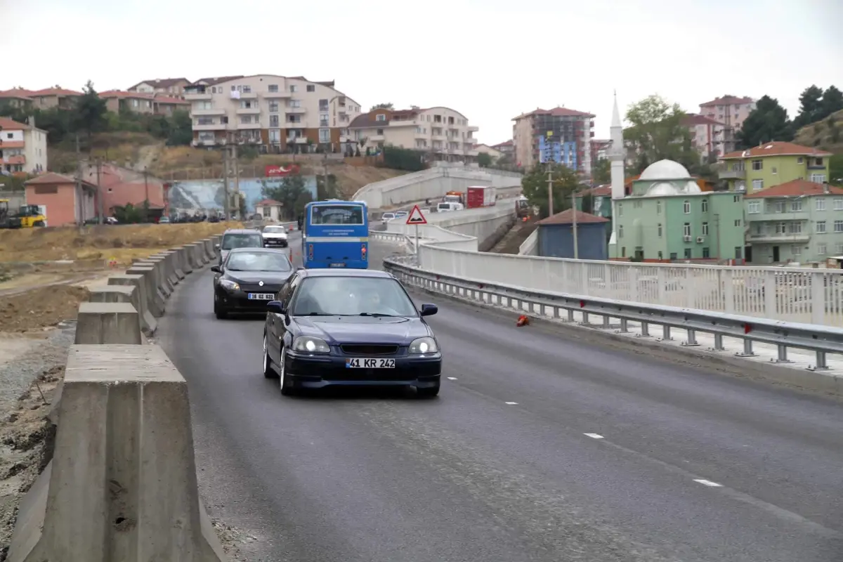 Gölcük-2 Kavşağında Bir Şerit Trafiğe Açıldı