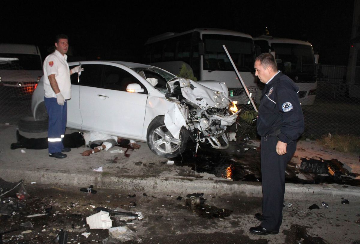 Hurdaya Dönen Aracın Altından Sağ Çıktı