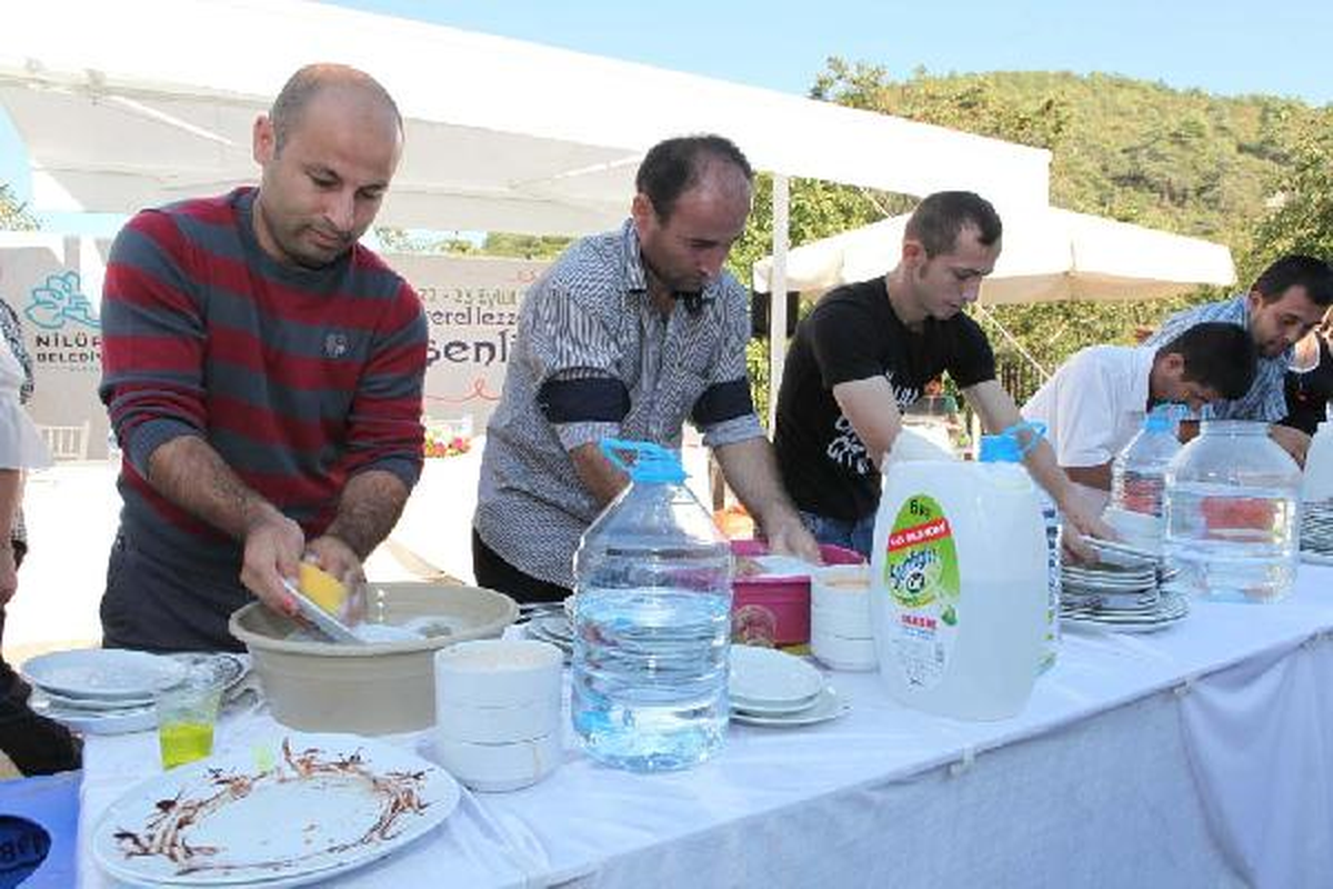 Kadınlar Yemekte, Erkekler Bulaşıkta Yarıştı