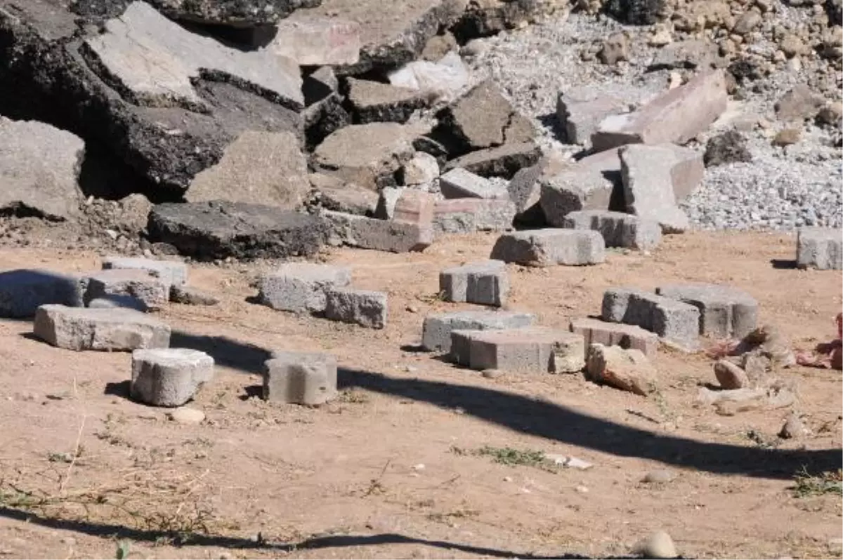 Kaldırım Taşı Toplarken Kalp Krizi Geçirip Öldü