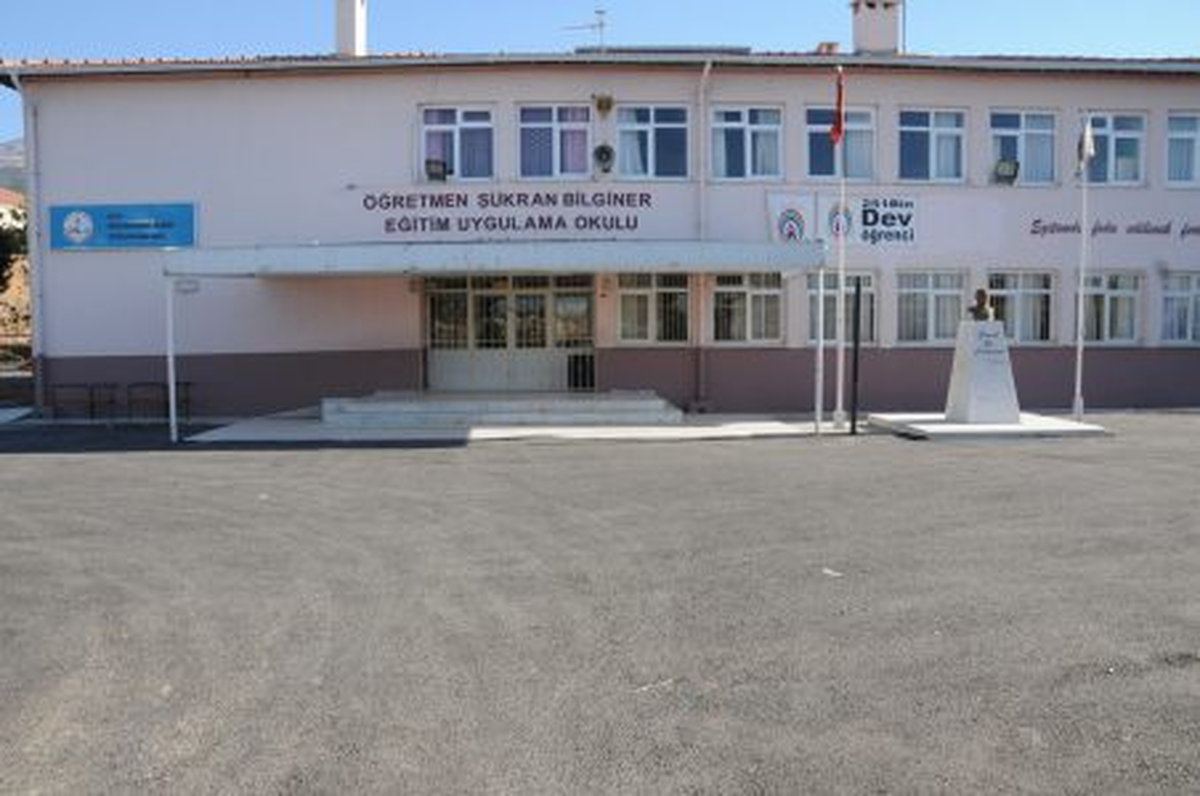 Öğretmen Şükran Bilgiler\'e Bahçe Düzenlemesi