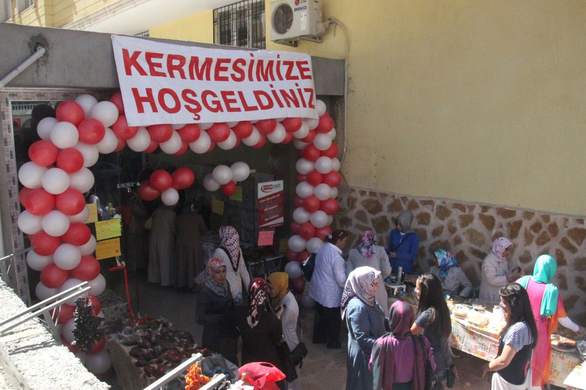 Yağmur-Der Öğrencilere Burs İçin Kermes Düzenledi