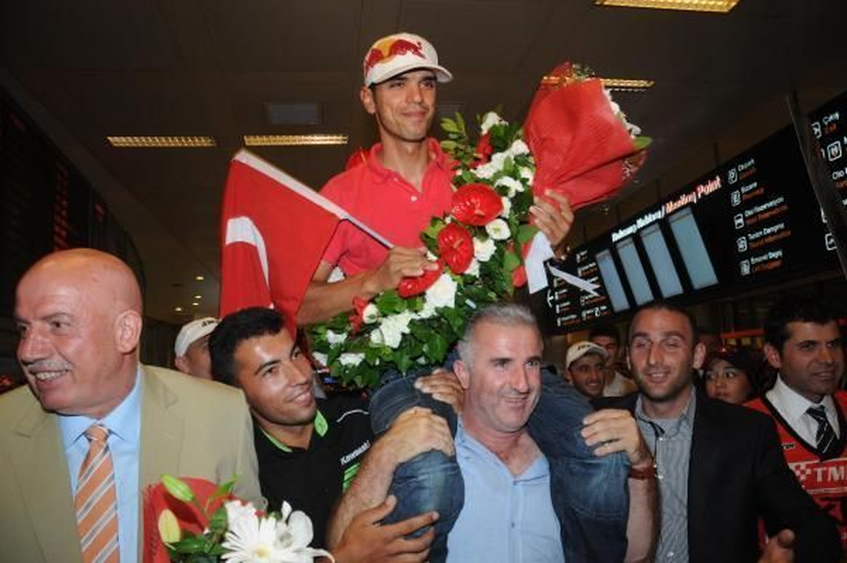 2 Milli Motosikletçi Sofuoğlu Türkiye\'de Sadece Futbol Olduğunu Sanıyordum