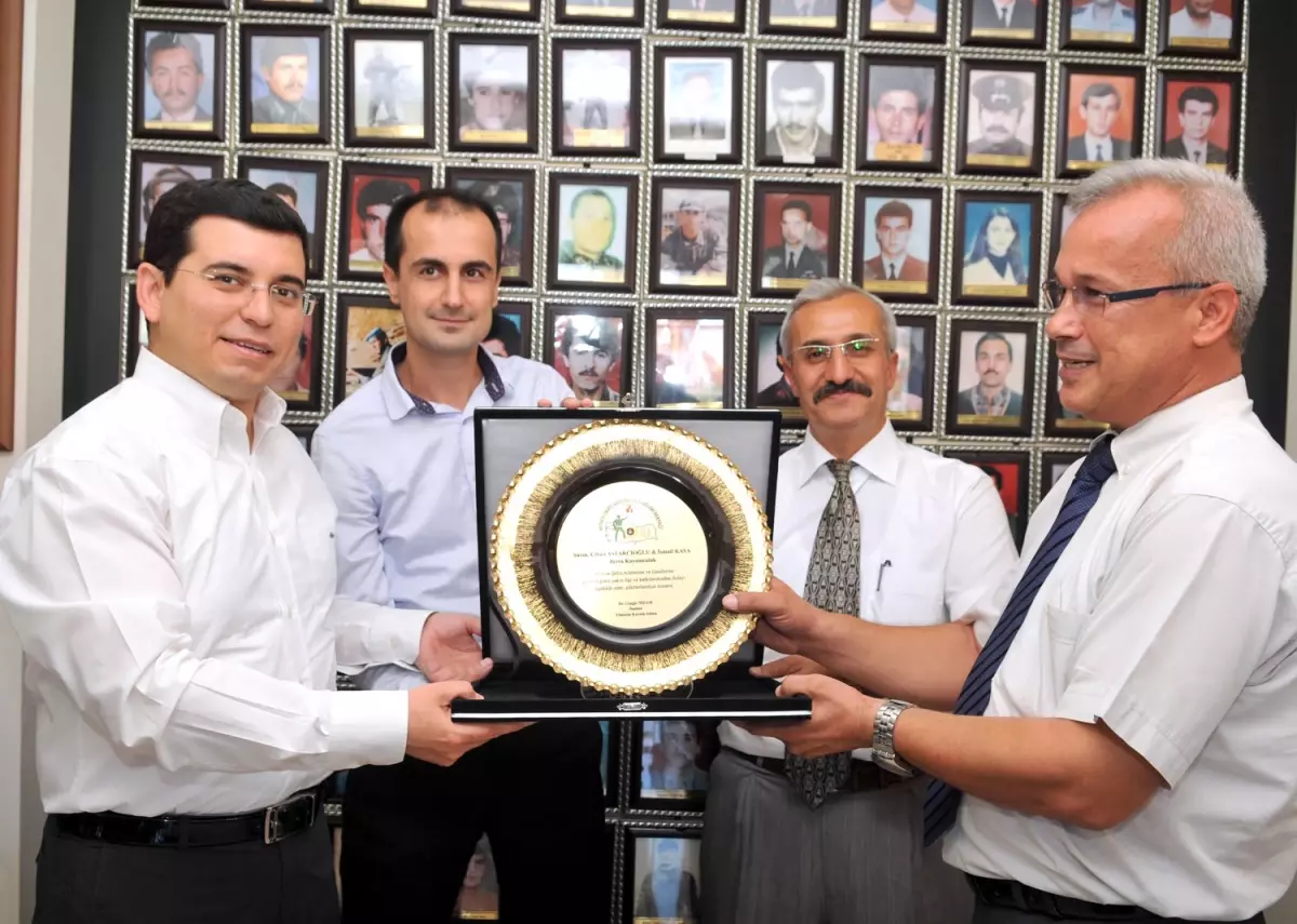 Başkan Tütüncü\'ye Plaket