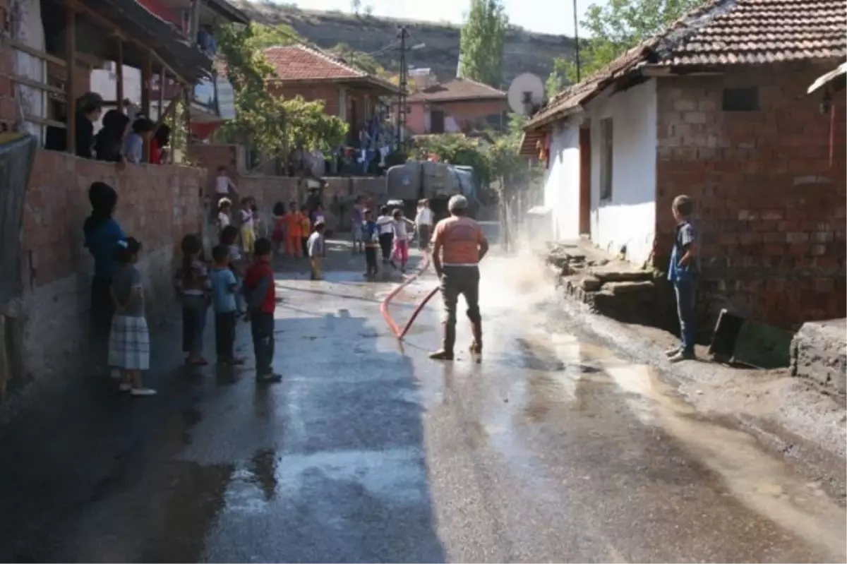 Belediyeden Yol Yıkama ve İlaçlama Çalışması