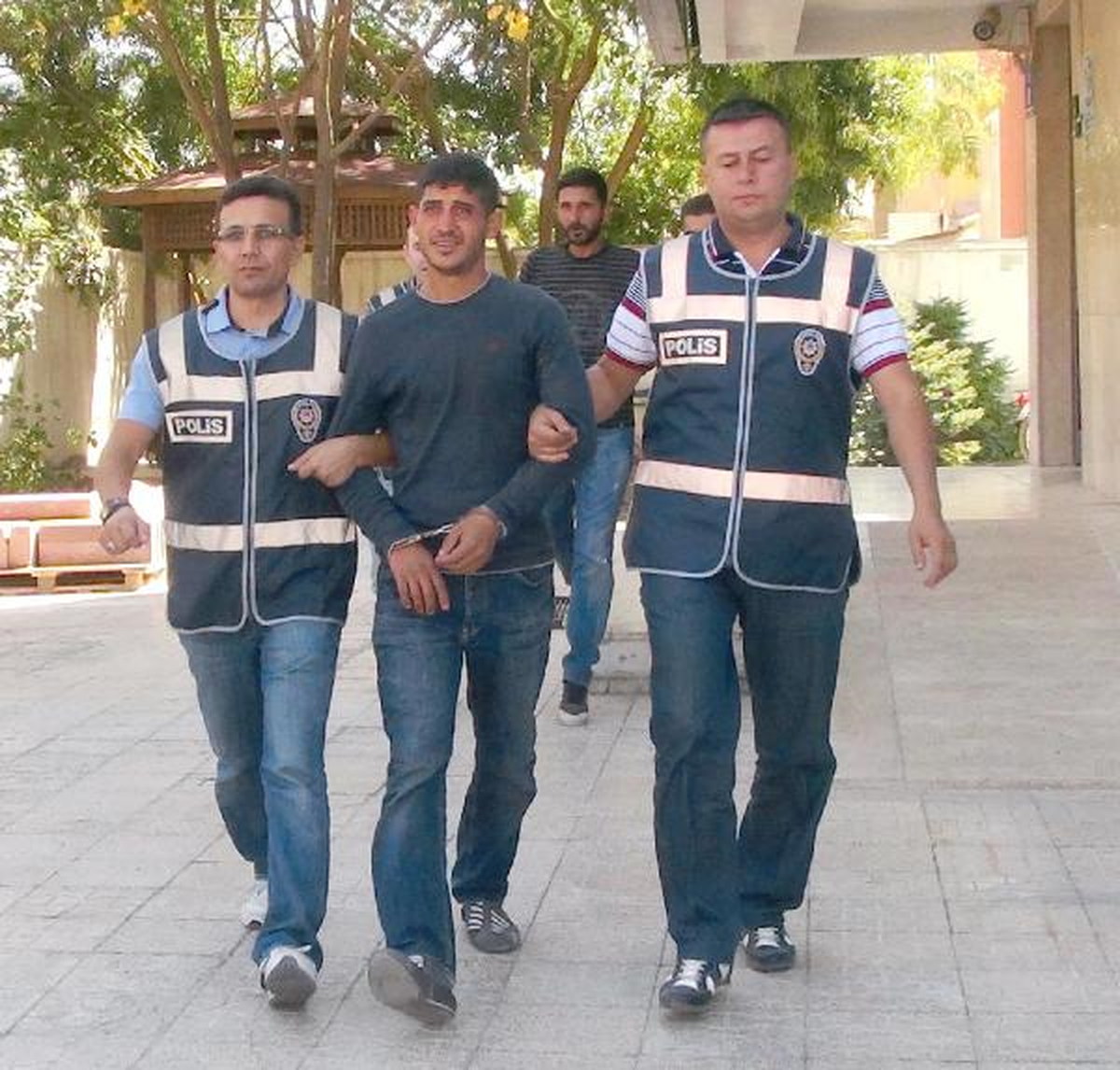 Bujiyle Otomobilin Camını Kırıp Bilgisayar Çalmaktan Yakalandılar