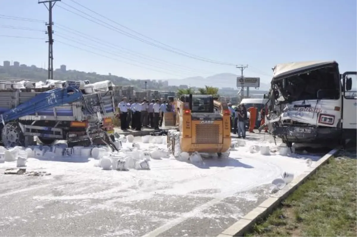 Cenazeye Gidenleri Taşıyan Otobüs Tır\'a Çarptı: 1 Ölü, 6 Yaralı