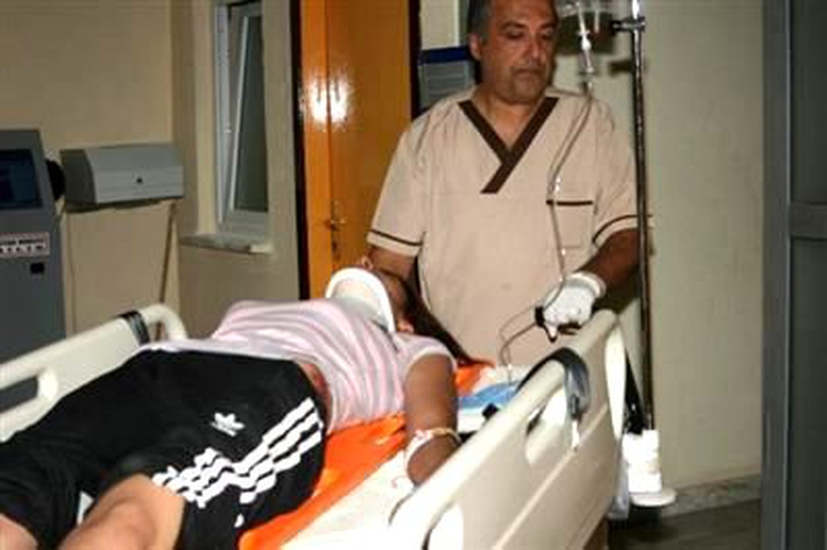 Genç Kız Nişanlısına Kızıp Otomobilden Atladı