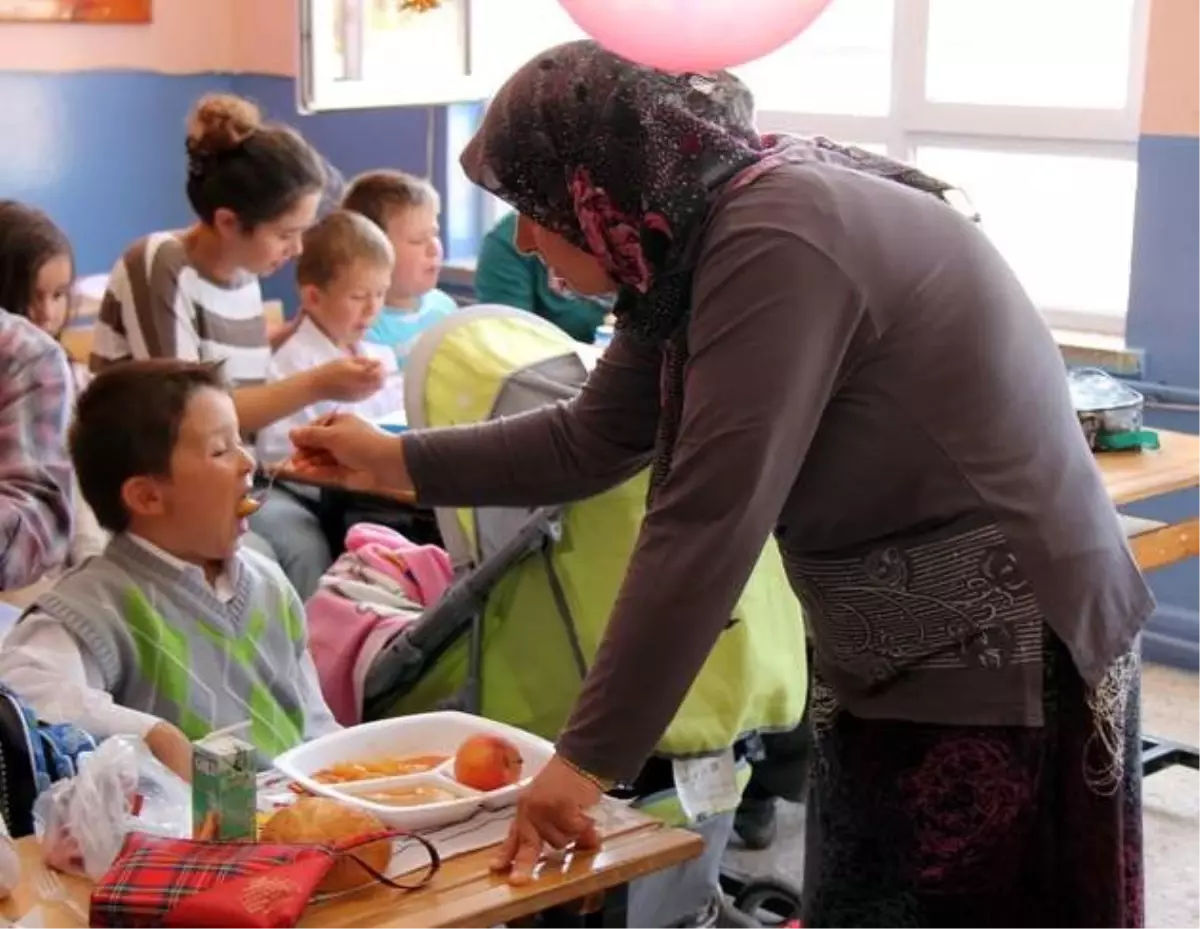 Öğretmenler Yemek Dağıttı