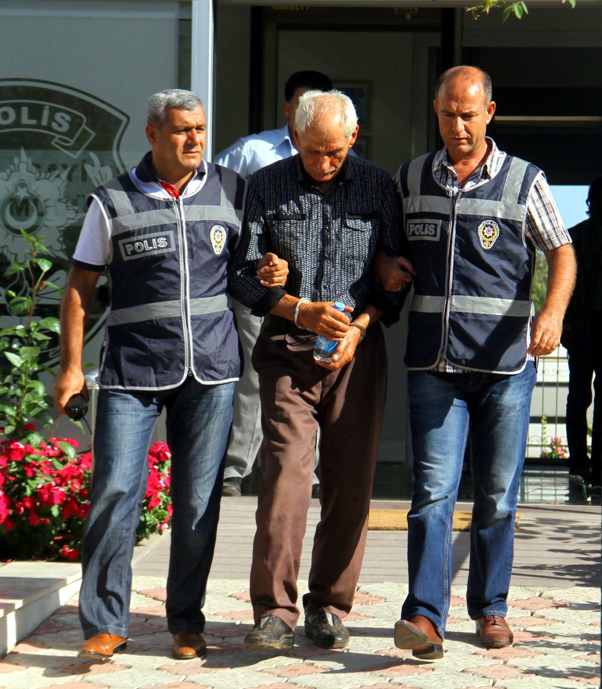 Akrabasına Ateş Etti Başkasını Vurdu