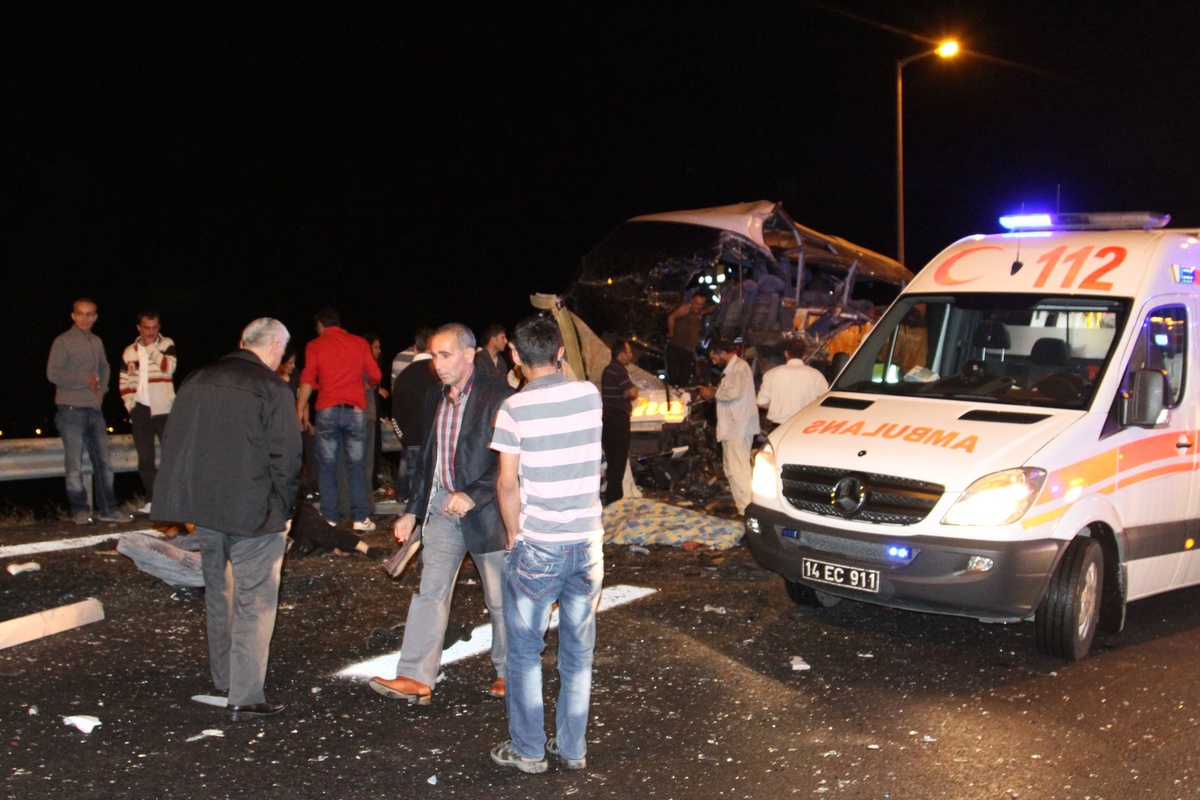 Bolu\'da Otobüs, Minibüs, Tır Çarpıştı: 8 Ölü, 35 Yaralı